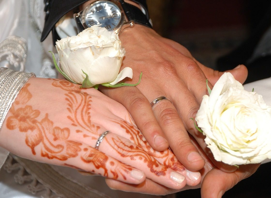 mains de mariés marocains