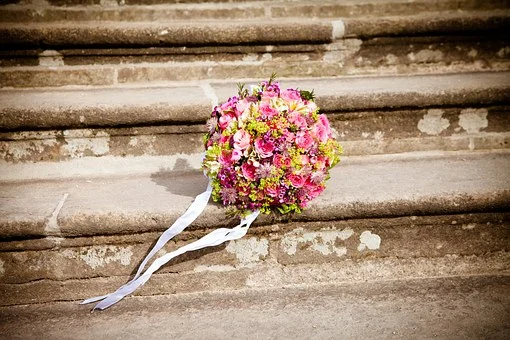 le lancé du bouquet de mariage